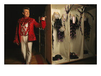 120174a-costumed-liberace-impersonator-in-a-backstage-dressing-room-posters.jpg